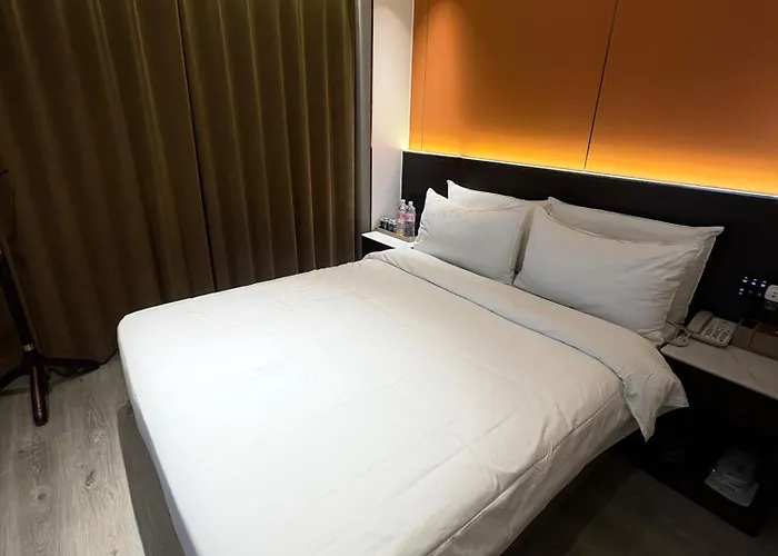 Jiuding Joy Hotel 4*